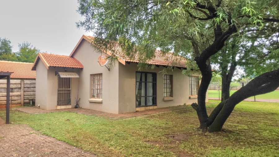 To Let 2 Bedroom Property for Rent in Melodie North West